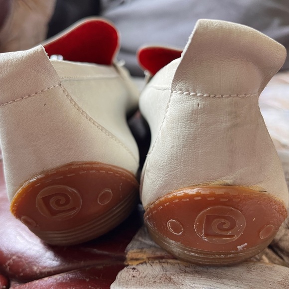Pierre Cardin Cream Loafers with Red and Blue Accent - Picture 2 of 5